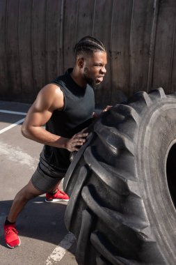 Lastik sokak ile egzersiz kas Afro-Amerikan adamın yüksek açılı görünüş 