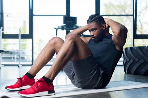 Athletischer Junger Afrikanisch Amerikanischer Mann Macht Bauchmuskeln Und Schaut Fitnessstudio — Stockfoto