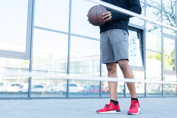 Cropped Shot African American Sportsman Holding Basketball Ball Street — Free Stock Photo