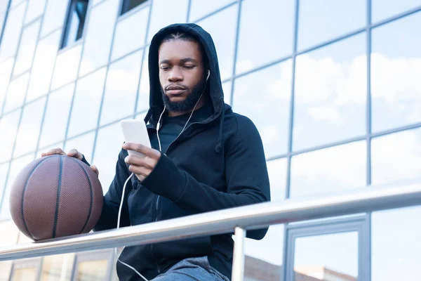 Låg Vinkel Syn Sportiga Afroamerikanska Mannen Hörlurar Med Smartphone Stående — Gratis stockfoto