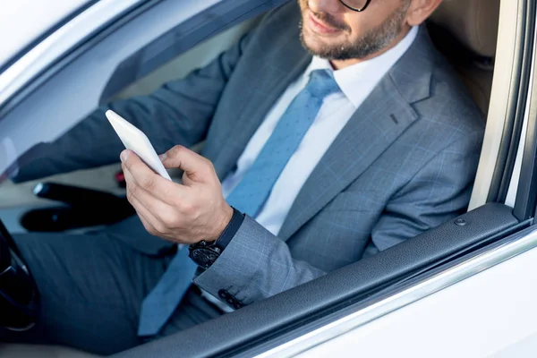 Tiro Recortado Homem Negócios Usando Smartphone Durante Condução Carro — Fotografia de Stock