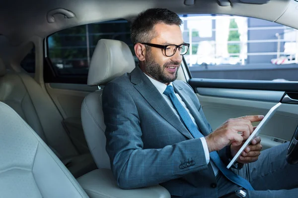 Vista Lateral Hombre Negocios Sonriente Gafas Usando Tableta Coche — Foto de Stock