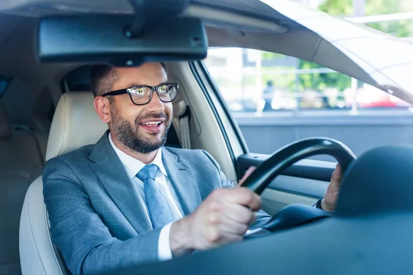 Retrato Hombre Negocios Sonriente Traje Gafas Que Conducen Coche Solo — Foto de Stock