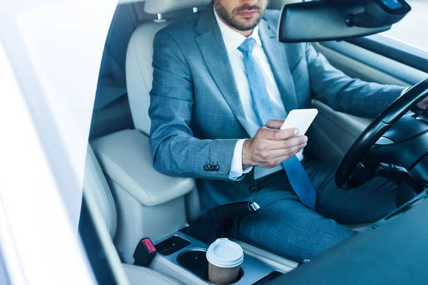 Μερική Άποψη Του Επιχειρηματία Χρησιμοποιώντας Smartphone Στο Αυτοκίνητο — Φωτογραφία Αρχείου