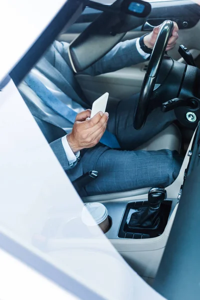 Teilansicht Von Geschäftsmann Mit Smartphone Auto — Stockfoto