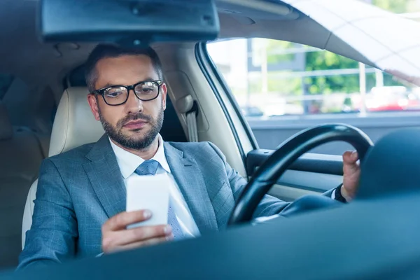 Portret Biznesmen Okularach Pomocą Smartfona Samochodzie — Zdjęcie stockowe