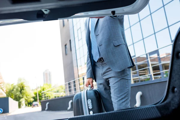 Gedeeltelijke Weergave Van Zakenman Met Bagage Staan Bij Auto Parking — Stockfoto