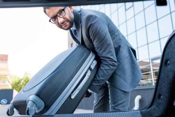 Portrait Businessman Eyeglasses Putting Luggage Car Parking — Free Stock Photo