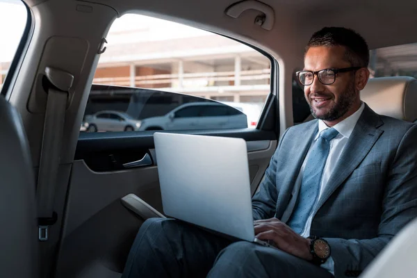 Smiling Businessman Eyeglasses Using Laptop Backseat Car — Stock Photo, Image