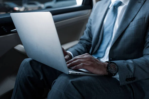 Tiro Cortado Homem Negócios Usar Laptop Banco Trás Carro — Fotografia de Stock