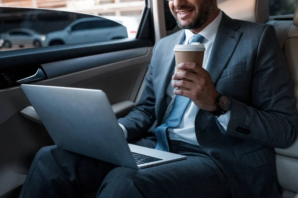 Обрезанный Снимок Улыбающегося Бизнесмена Кофе Использования Ноутбука Заднем Сидении Машине — стоковое фото