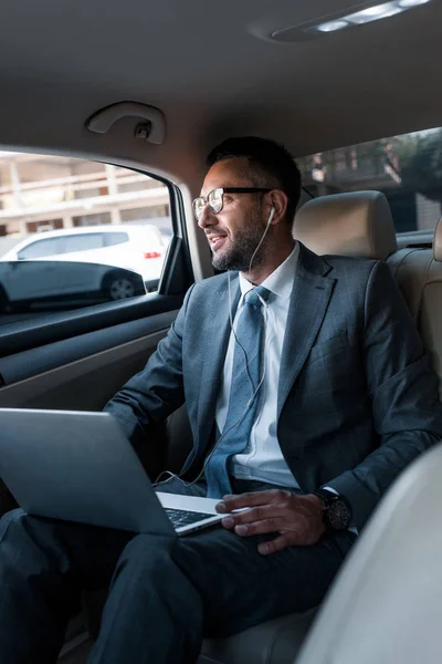 Affärsman Hörlurar Med Laptop Lyssnar Musik Bilen — Stockfoto