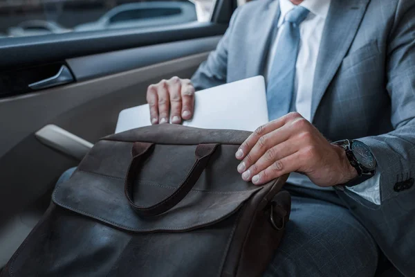 Bijgesneden Schot Van Zakenman Pak Die Tas Papieren Ingebruikneming Zittend — Stockfoto