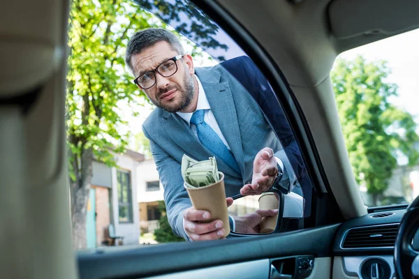 Homem Negócios Com Copo Descartável Cheio Dólares Cadging Dinheiro — Fotografia de Stock