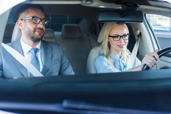Portrait Blonde Businesswoman Eyeglasses Driving Car Colleague — Stock Photo, Image