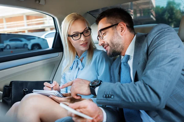 Portrait Business People Notebook Smartphone Discussing Work Back Seats Car — Stock Photo, Image