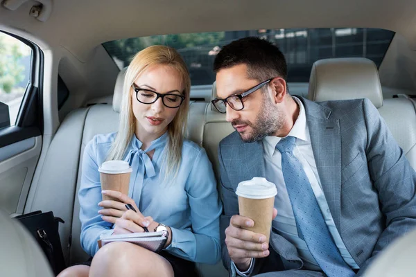 Ritratto Uomini Affari Con Caffè Andare Lavorare Progetto Sui Sedili — Foto Stock