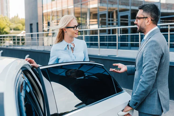 Vista Laterale Colleghi Lavoro Che Hanno Conversazione Vicino Auto Sulla — Foto Stock