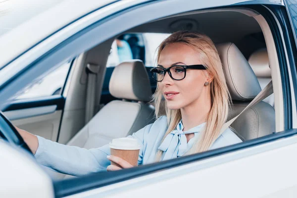 Zijaanzicht Van Blonde Zakenvrouw Met Koffie Gaan Auto Rijden — Stockfoto