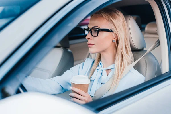 Widok Boku Blondynka Bizneswoman Kawą Jazdy Samochodem — Zdjęcie stockowe