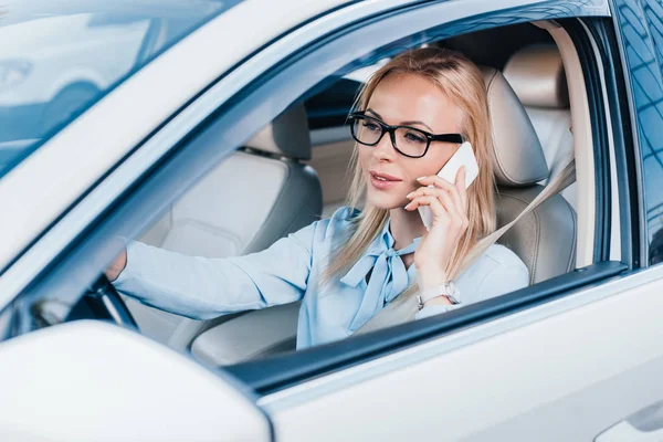 Ξανθιά Επιχειρηματίας Γυαλιά Μιλώντας Στο Smartphone Κατά Την Οδήγηση Αυτοκινήτου — Φωτογραφία Αρχείου