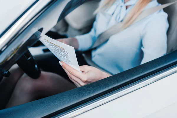 Visão Parcial Empresária Com Jornal Sobre Assento Motorista Carro — Fotografia de Stock