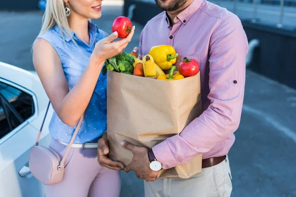 Tiro Recortado Pareja Con Bolsa Papel Llena Comida Saludable Aparcamiento —  Fotos de Stock