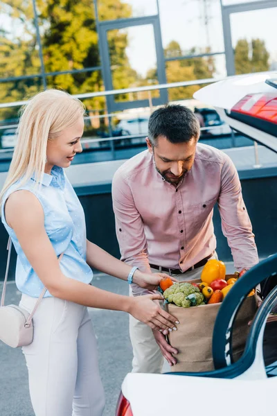 Retrato Pareja Casada Poniendo Bolsa Papel Llena Comida Saludable Coche — Foto de stock gratis