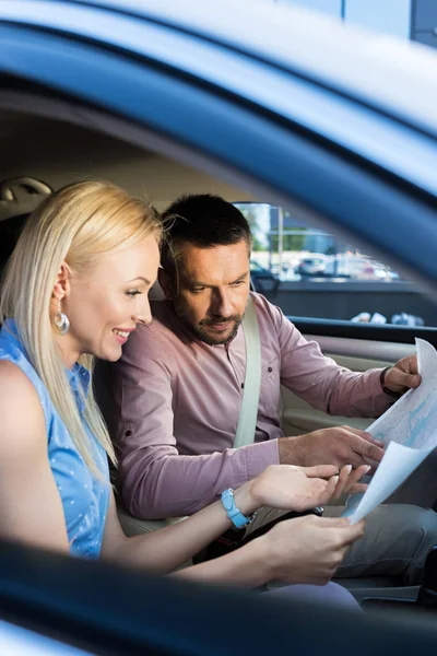 Side View Couple Looking Destination Map While Sitting Car — Stock Photo, Image