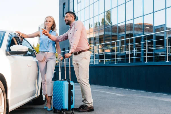 Mari Femme Avec Bagages Debout Voiture Sur Parking — Photo