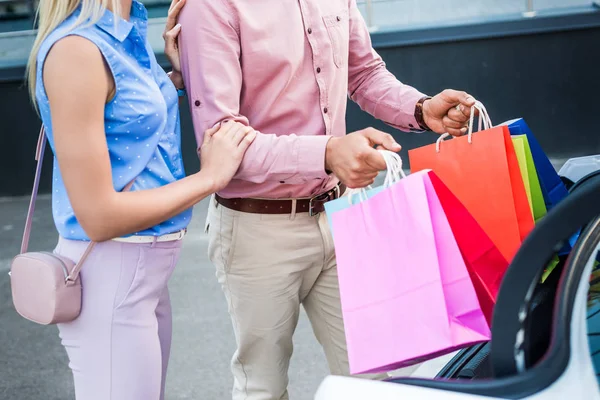 Tiro Recortado Casal Colocando Sacos Compras Carro Rua — Fotografia de Stock