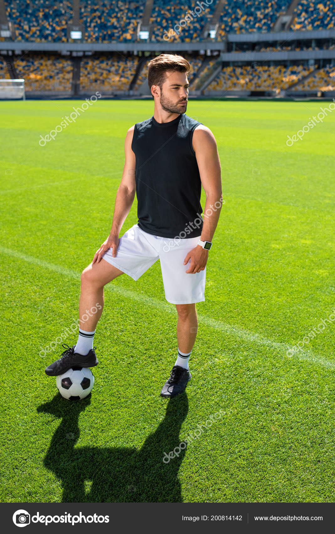 Jogador de futebol de alto ângulo no campo