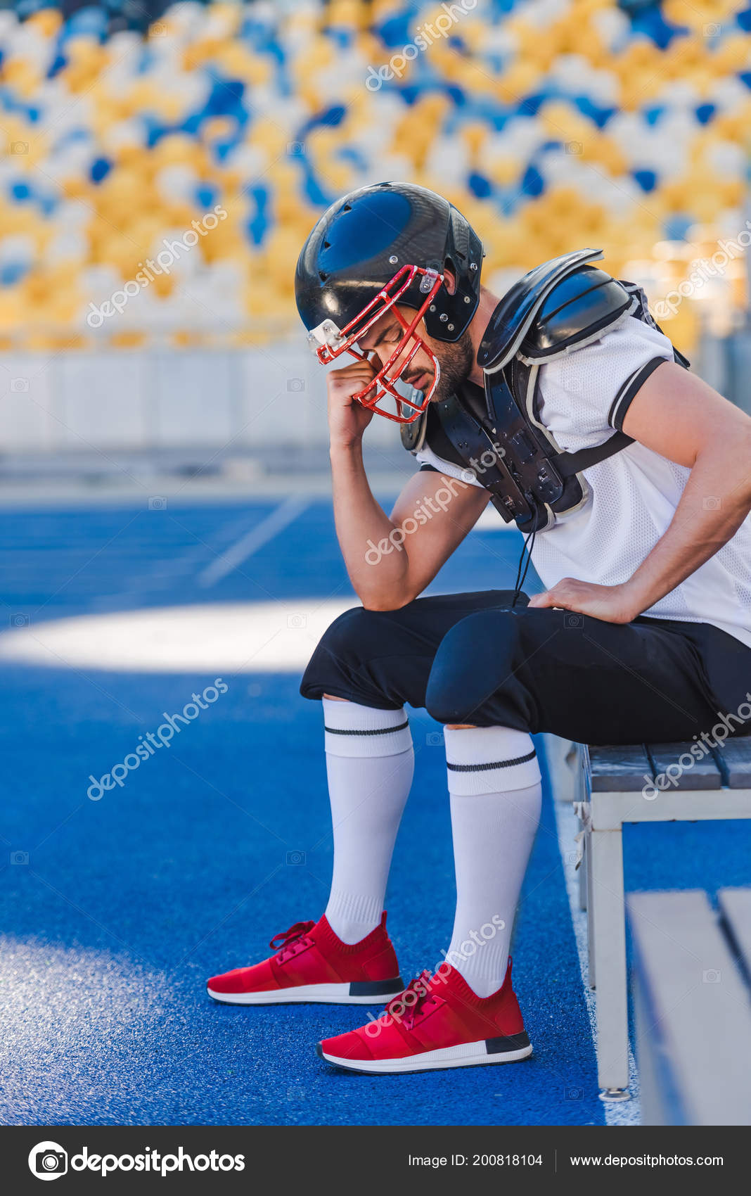 Deprimido Joven Jugador Fútbol Americano Sentado Estadio Deportes