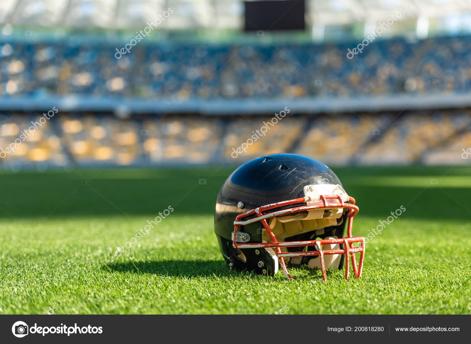 Nahaufnahme Der American Football Helm Auf Dem Grünen Rasen Nahaufnahme Der American Football Helm Auf Dem Grünen Rasen