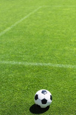 yüksek açılı görünüş futbol topu yeşil çim üzerinde yalan