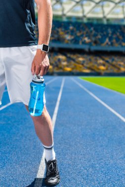 sporcu koşu parkuru, spor stadyum üzerinde su şişeyle kadeh kırpılmış