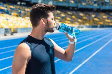 Eğitim spor stadyumunda sonra içme suyu çekici genç adam