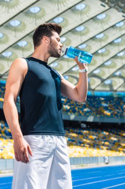 Eğitim spor stadyumunda sonra içme suyu yakışıklı genç adam