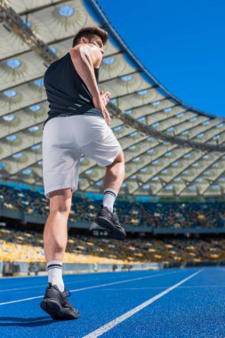 Dikiz koşu parkuru, spor stadyum üzerinde egzersiz atletik genç adam