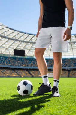 modern spor stadyum top ile ayakta futbolcu kırpılmış atış