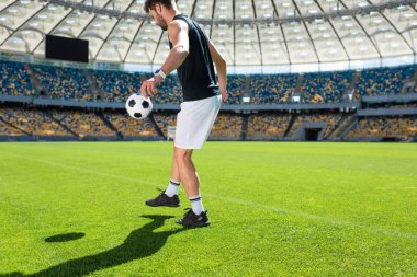 bacak spor stadyum top zıplatma yakışıklı genç futbolcu
