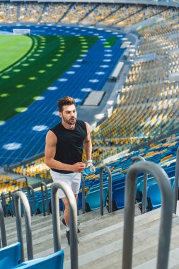 üst kattaki spor Stadı'nda jogging yakışıklı genç adamın yüksek açılı görünüş
