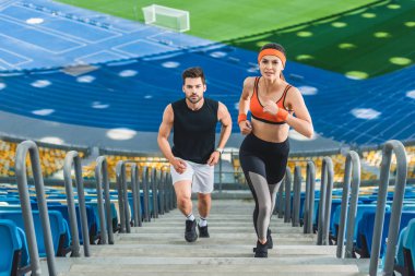 yüksek açı görüntülemek genç uygun çift üst kattaki spor Stadı'nda koşu