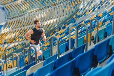 Genç adam üst katta spor Stadı'nda koşu uygun