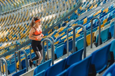 üst kattaki spor Stadı'nda jogging güzel uygun kadının yüksek açılı görünüş
