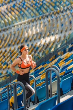 üst kattaki spor Stadı'nda jogging güzel sportif kadının yüksek açılı görünüş