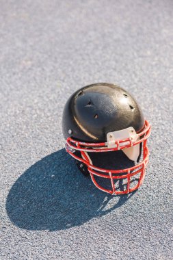 asfalt üzerinde yalan Amerikan futbol kask görünümünü yüksek açı
