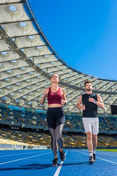 Caber Jovens Joggers Masculinos Femininos Correndo Pista Estádio Esportes — Fotografia de Stock