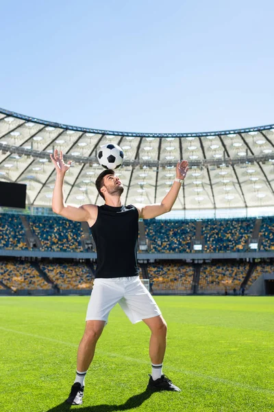 Przystojny Młody Piłkarz Równoważenia Piłkę Głowę Stadion Sportowy — Zdjęcie stockowe