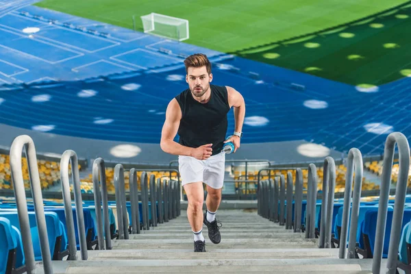 Высокий Угол Обзора Привлекательного Молодого Человека Бегая Лестнице Спортивном Стадионе — стоковое фото